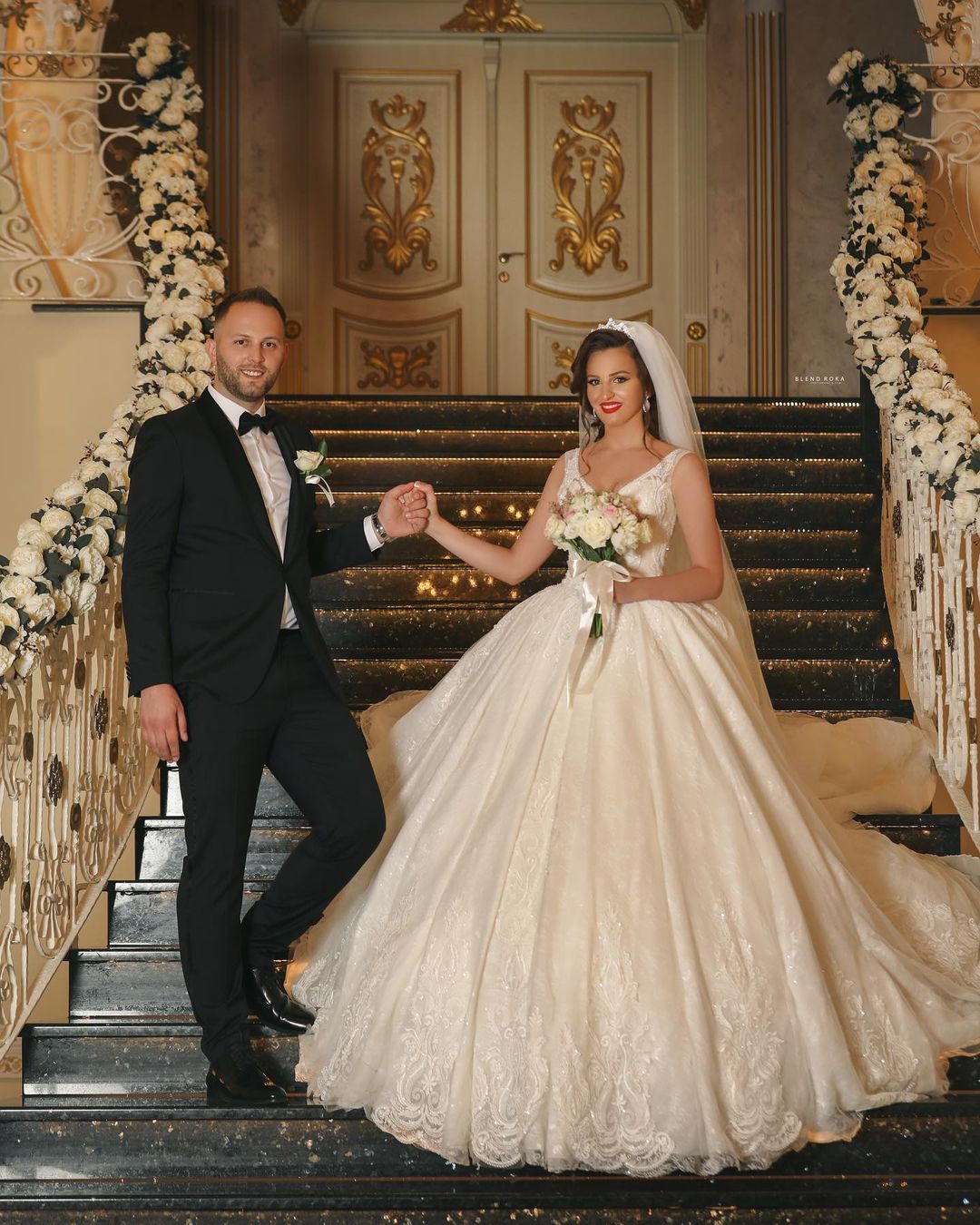 Abito da sposa lungo e sfarzoso a palloncino con scollo a V in tulle e applicazioni di pizzo