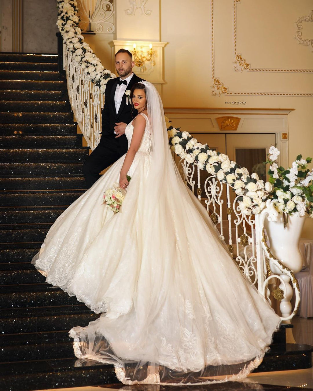 Abito da sposa lungo e sfarzoso a palloncino con scollo a V in tulle e applicazioni di pizzo