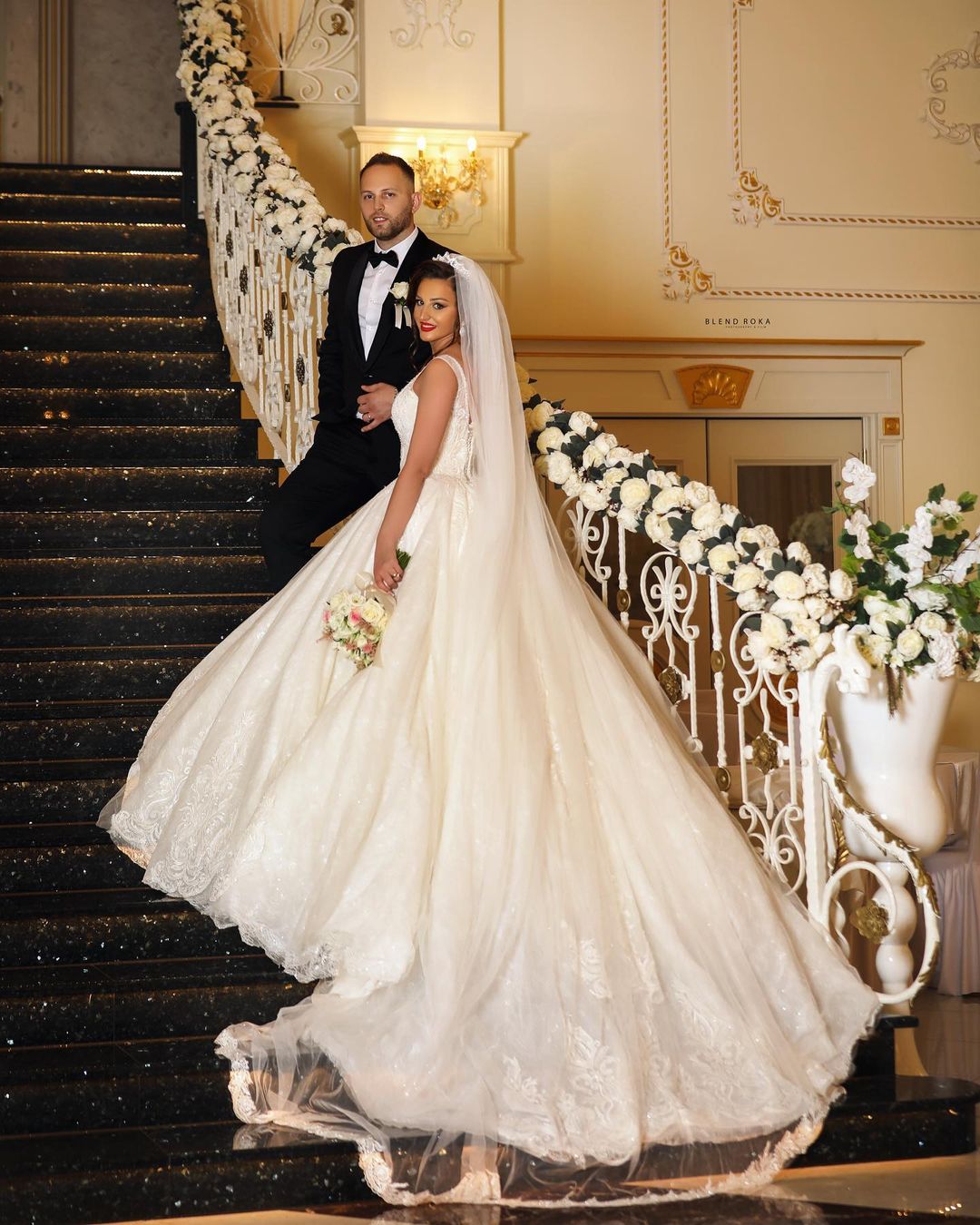 Abito da sposa lungo e sfarzoso a palloncino con scollo a V in tulle e applicazioni di pizzo