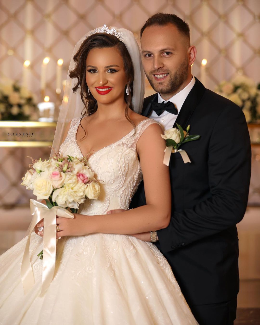Abito da sposa lungo e sfarzoso a palloncino con scollo a V in tulle e applicazioni di pizzo