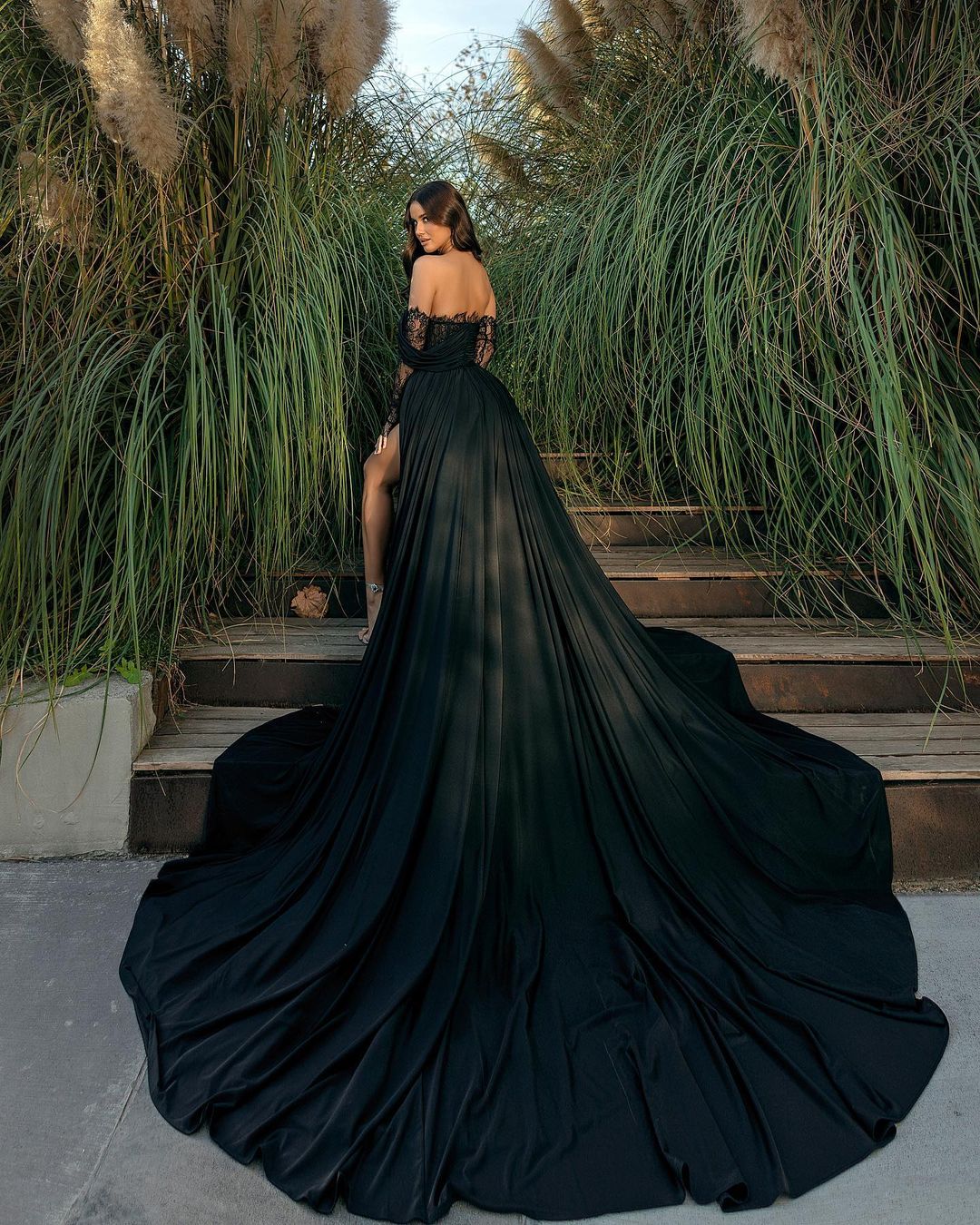 Abito da sera lungo nero elegante con spalle scoperte, pizzo e spacco
