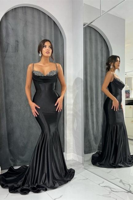 Glamuroso vestido de noche largo de sirena con tirantes finos negros y purpurina