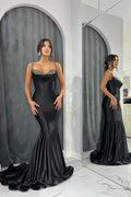 Glamuroso vestido de noche largo de sirena con tirantes finos negros y purpurina