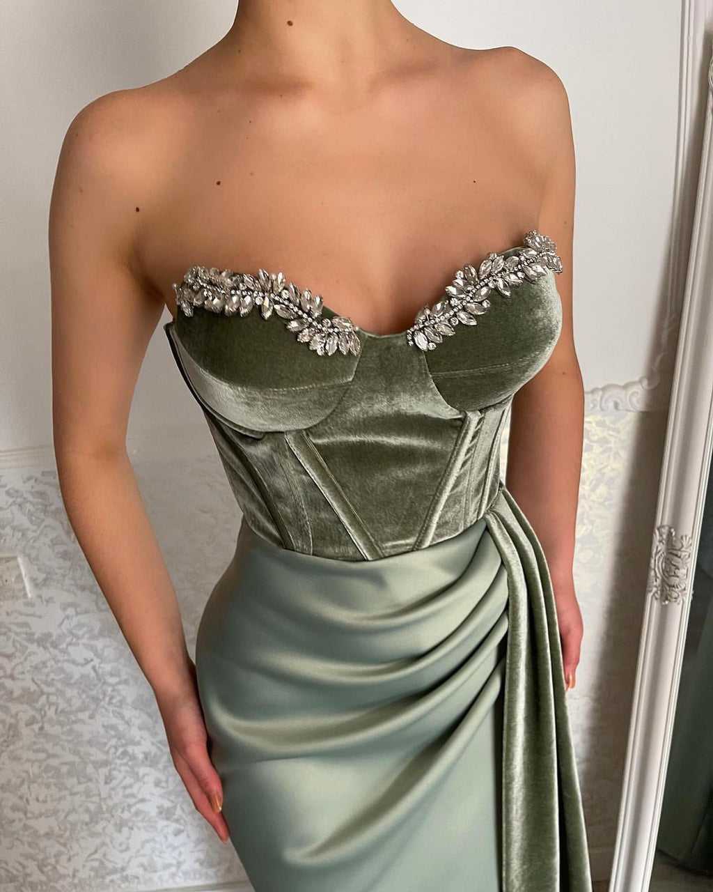 Glamoroso vestido de fiesta largo de terciopelo verde sin tirantes y con abertura