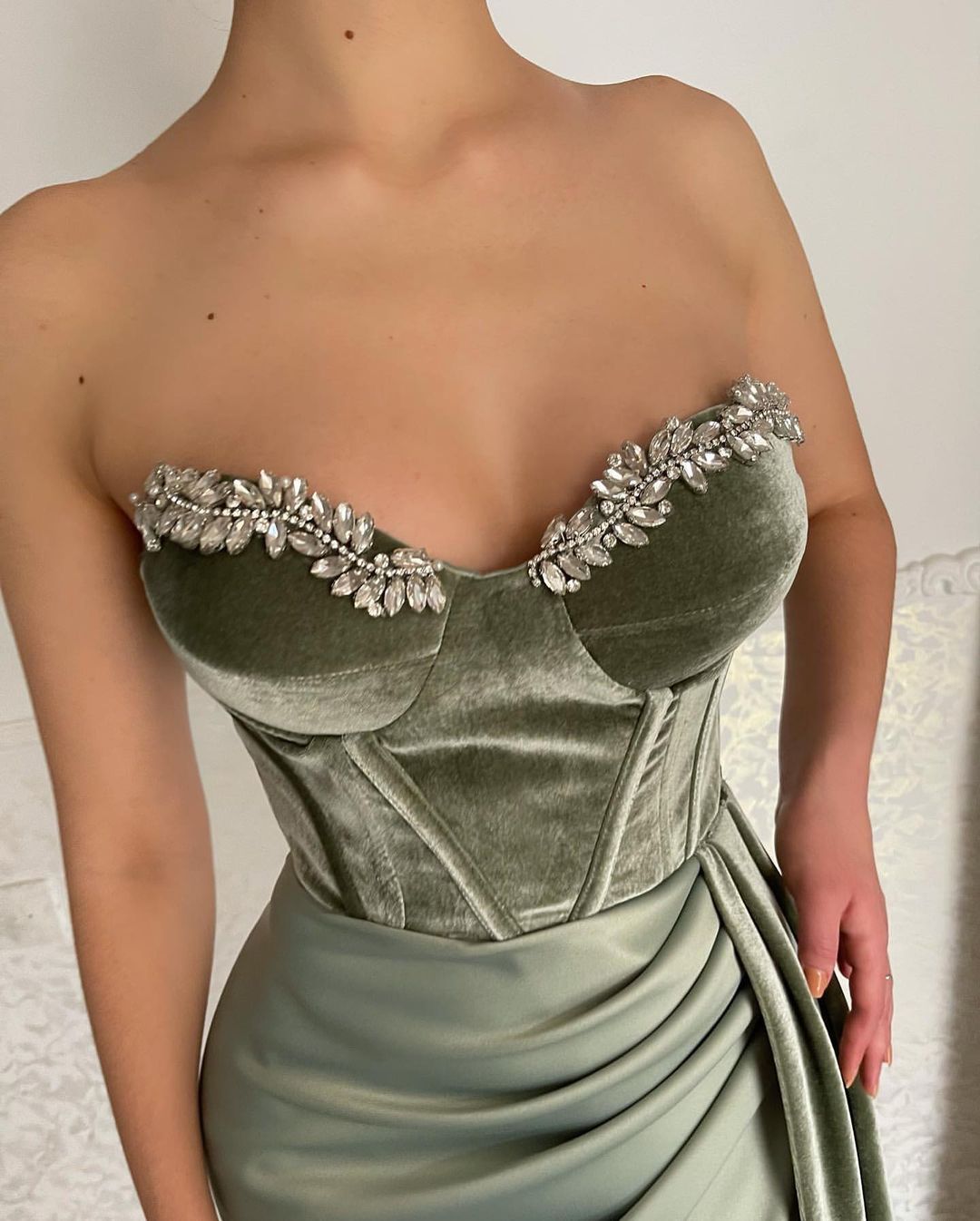 Glamoroso vestido de fiesta largo de terciopelo verde sin tirantes y con abertura