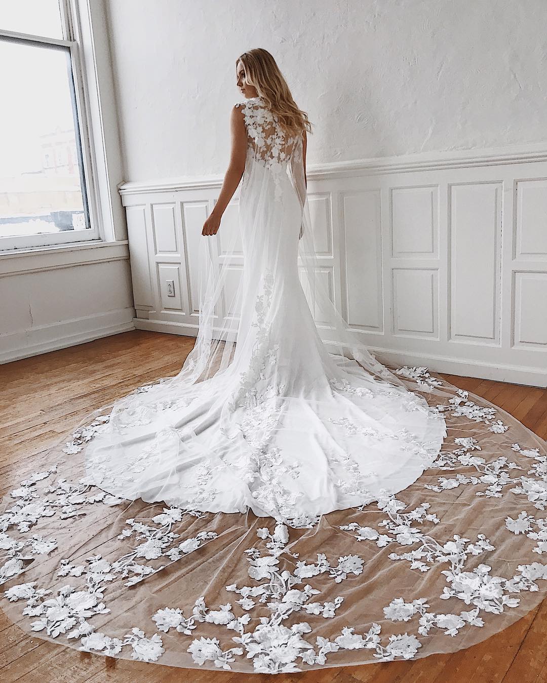 Abiti da sposa lunghi a sirena con applicazioni di pizzo sfarzose