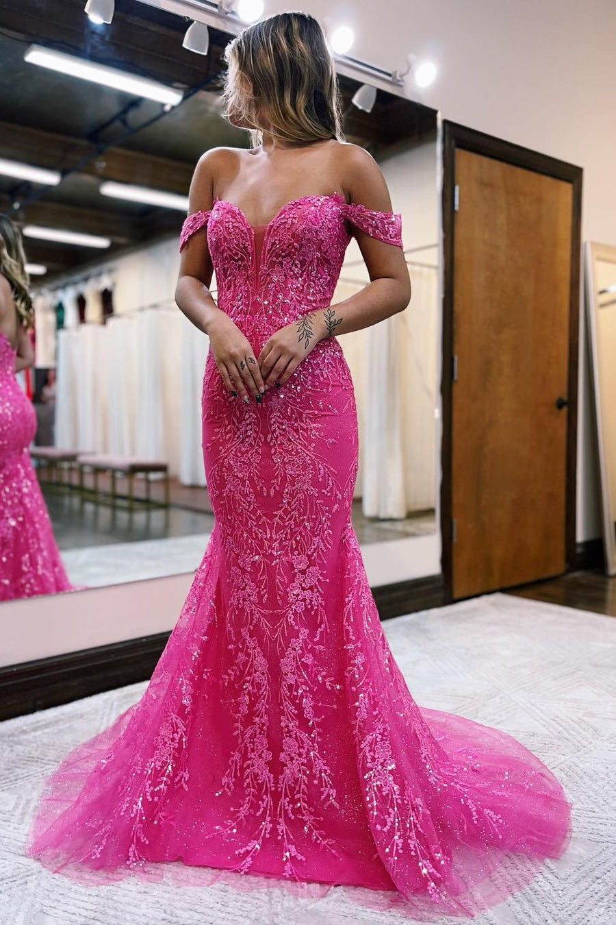 Robe de bal longue sirène glamour en dentelle sans manches à épaules dénudées en tulle