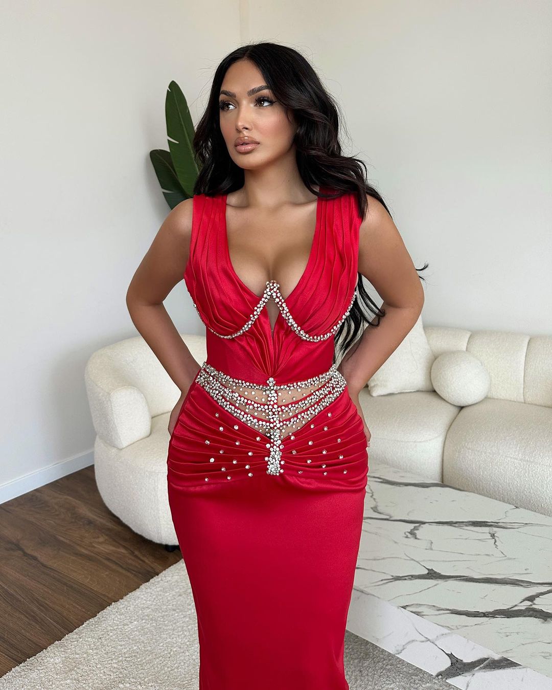 Abito da sera lungo a sirena senza maniche con scollo a V e strass scintillanti