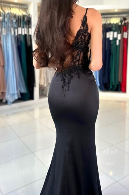 Abito da sera lungo a sirena con scollo a V, spalline sottili e pizzo, con spacco