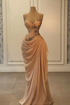 Abito da sera lungo color pesca, senza spalline, con scollo a cuore, in raso e chiffon, senza maniche, con perline
