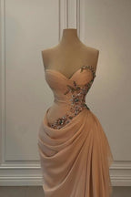 Abito da sera lungo color pesca, senza spalline, con scollo a cuore, in raso e chiffon, senza maniche, con perline