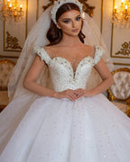 Vestido de Noiva Longo Princesa Glamouroso com Pérolas Bordadas e Tule, Ombros Descobertos