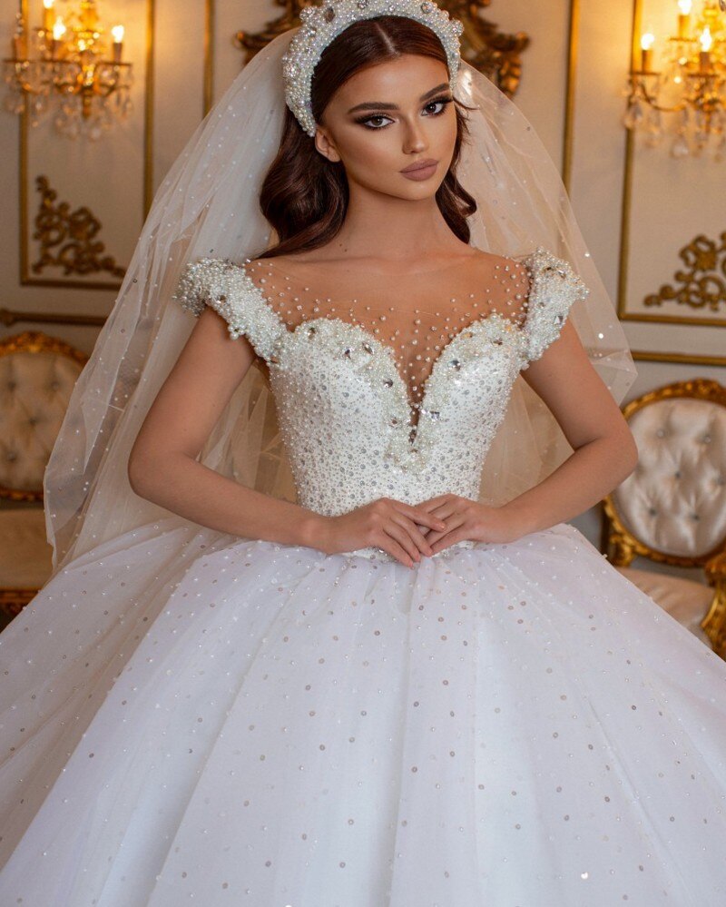 Vestido de Noiva Longo Princesa Glamouroso com Pérolas Bordadas e Tule, Ombros Descobertos