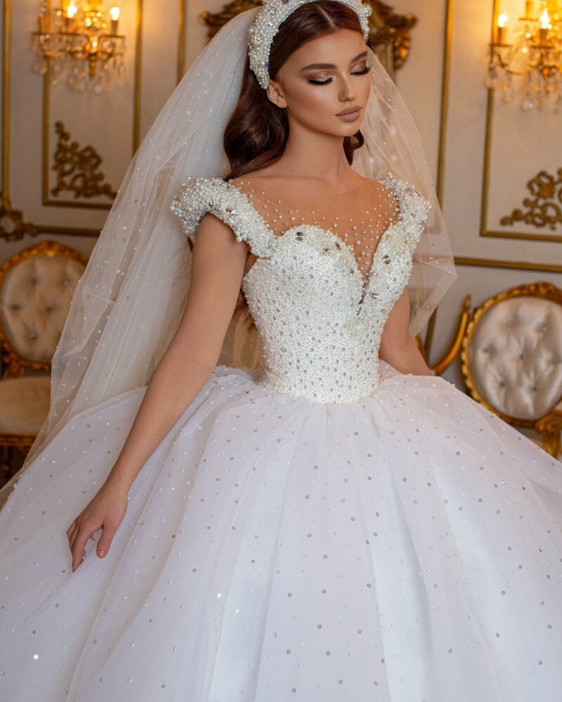 Vestido de Noiva Longo Princesa Glamouroso com Pérolas Bordadas e Tule, Ombros Descobertos