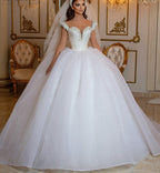 Vestido de Noiva Longo Princesa Glamouroso com Pérolas Bordadas e Tule, Ombros Descobertos