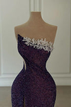 Abito da sera lungo viola senza spalline, decorato con paillettes e perline, con spacco