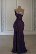 Abito da sera lungo viola senza spalline, decorato con paillettes e perline, con spacco
