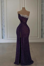 Abito da sera lungo viola senza spalline, decorato con paillettes e perline, con spacco