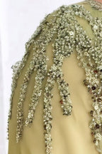 Abito da sera lungo color salvia con scollo a V, stile sirena, pizzo e perline elegante