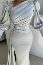 Robe de bal longue argentée satinée plissée à manches longues avec fente latérale style sirène, élégante