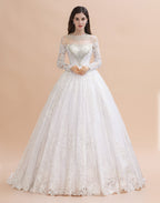 Robe de mariée blanche/crème en dentelle avec appliques perlées à manches longues et style élégant