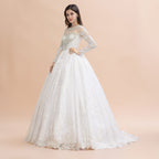 Robe de mariée blanche/crème en dentelle avec appliques perlées à manches longues et style élégant