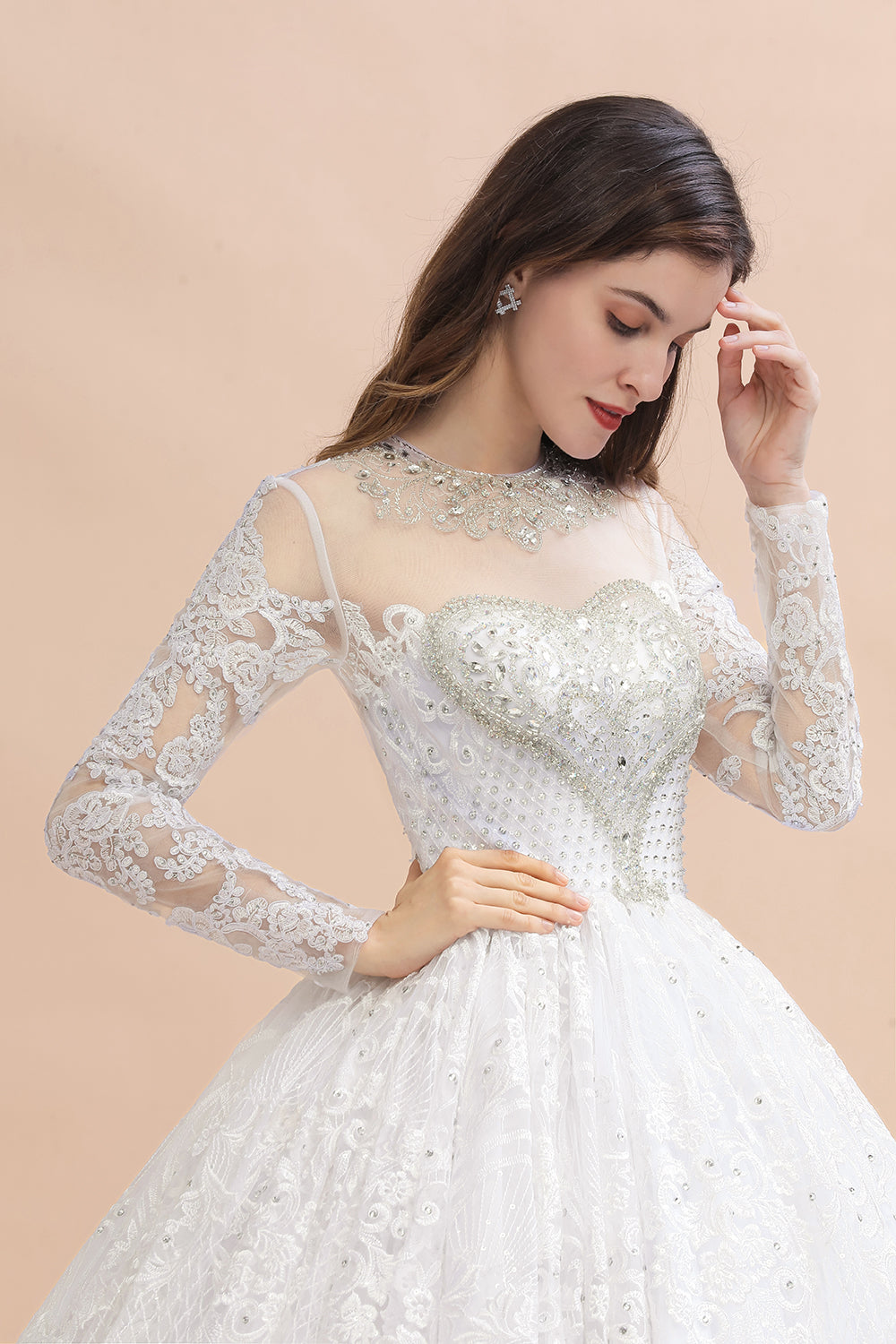 Robe de mariée blanche/crème en dentelle avec appliques perlées à manches longues et style élégant