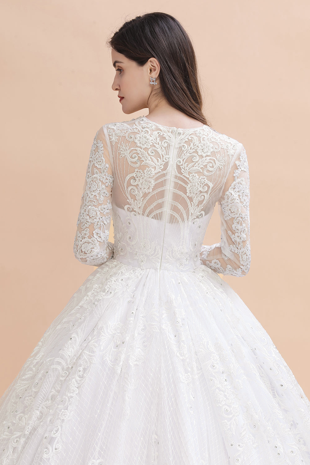 Robe de mariée blanche/crème en dentelle avec appliques perlées à manches longues et style élégant