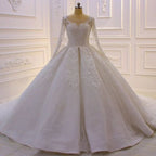 Glamoroso vestido de novia princesa de satén con mangas largas y encaje.