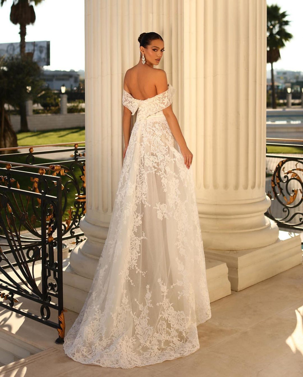 Glamoroso vestido de novia blanco largo de encaje con corte en A y hombros descubiertos