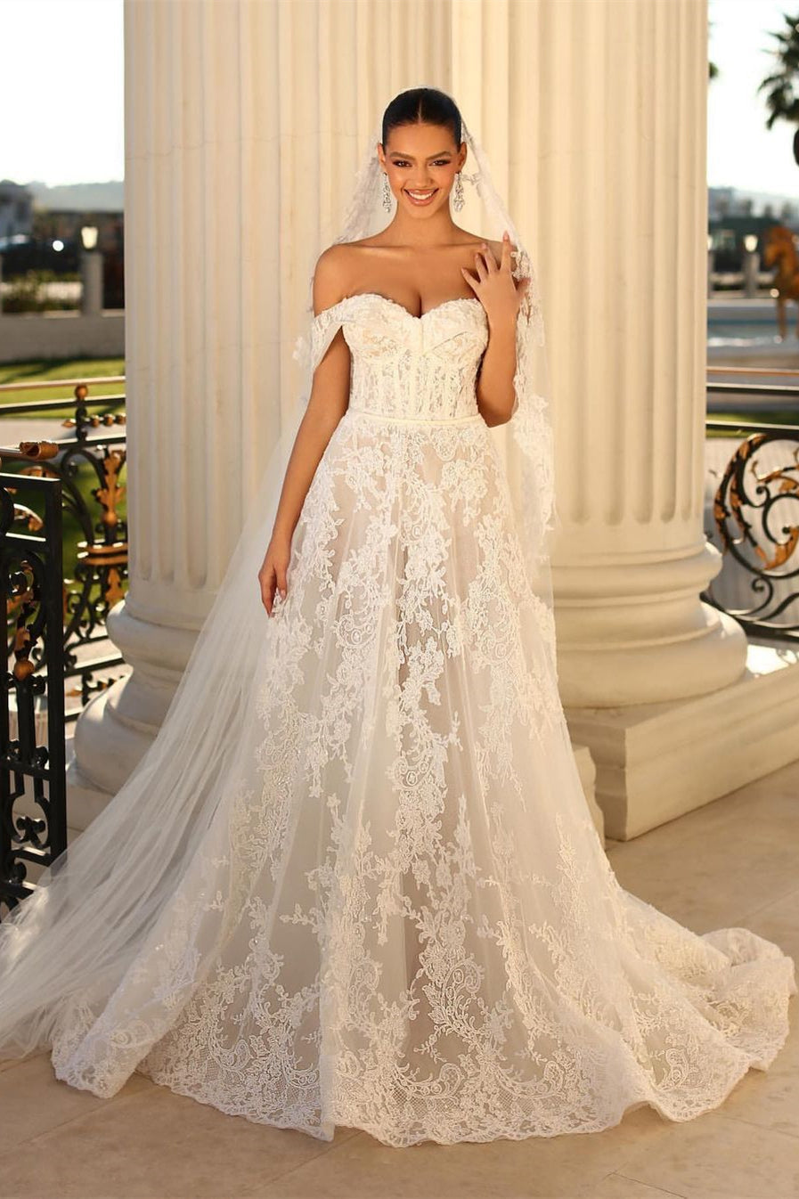 Glamoroso vestido de novia blanco largo de encaje con corte en A y hombros descubiertos