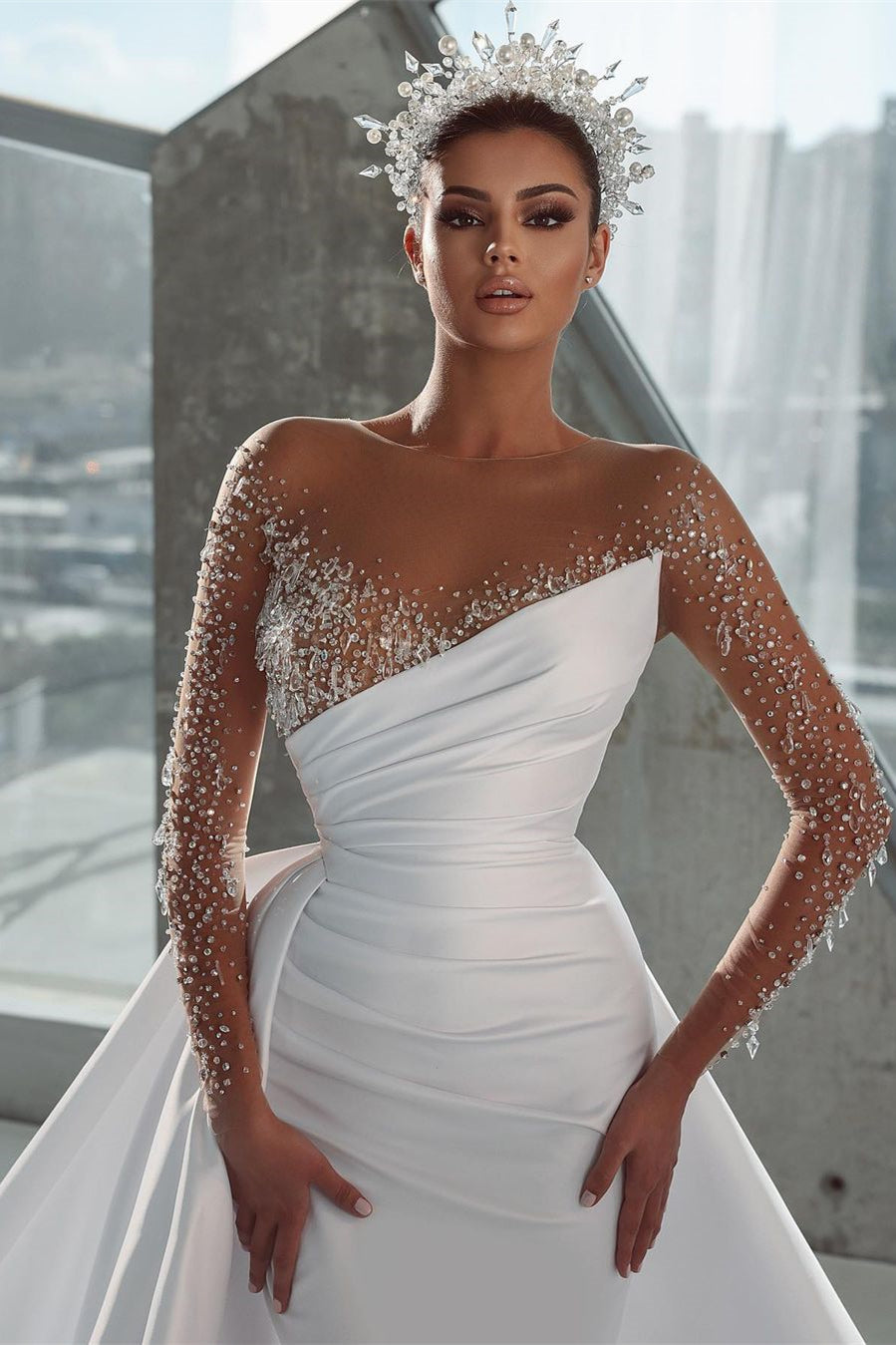Vestido de Noiva Branco Longo e Brilhante em Cetim com Mangas Compridas e Cauda Destacável com Cristais