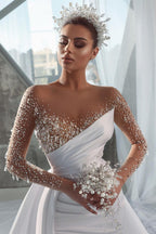 Vestido de Noiva Branco Longo e Brilhante em Cetim com Mangas Compridas e Cauda Destacável com Cristais