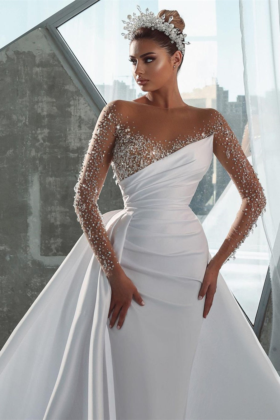 Vestido de Noiva Branco Longo e Brilhante em Cetim com Mangas Compridas e Cauda Destacável com Cristais