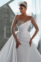 Vestido de Noiva Branco Longo e Brilhante em Cetim com Mangas Compridas e Cauda Destacável com Cristais