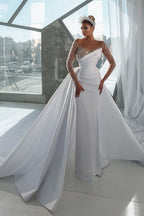 Vestido de Noiva Branco Longo e Brilhante em Cetim com Mangas Compridas e Cauda Destacável com Cristais