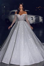 Vestido de Noiva Encantador com Decote Ombro a Ombro, Corte em A, Mangas Compridas em Renda e Cauda