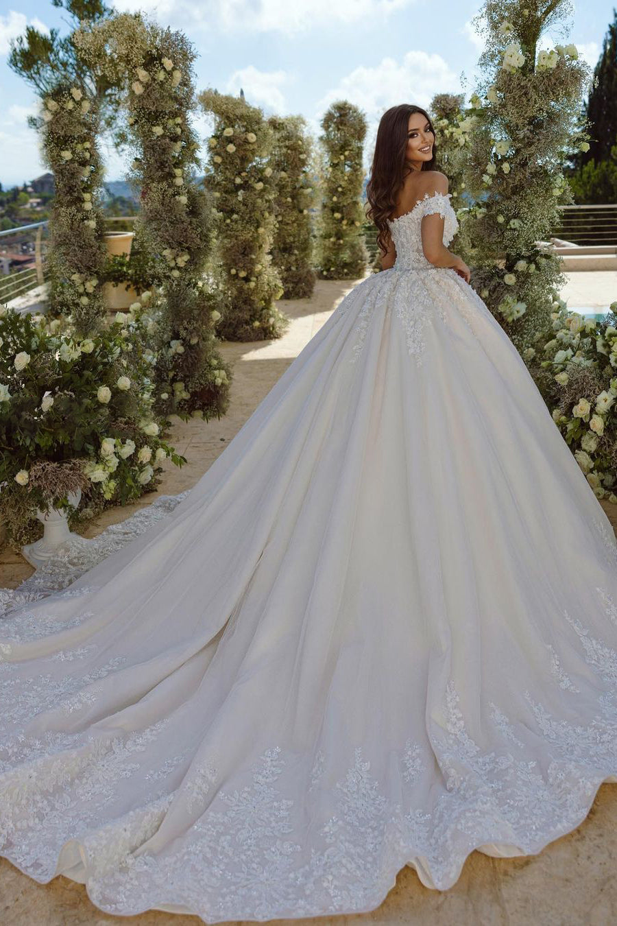 Robe de mariée élégante en dentelle à appliques, décolleté en V et épaules dénudées, coupe évasée