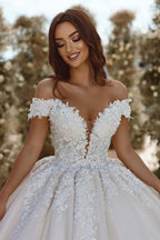 Robe de mariée élégante en dentelle à appliques, décolleté en V et épaules dénudées, coupe évasée