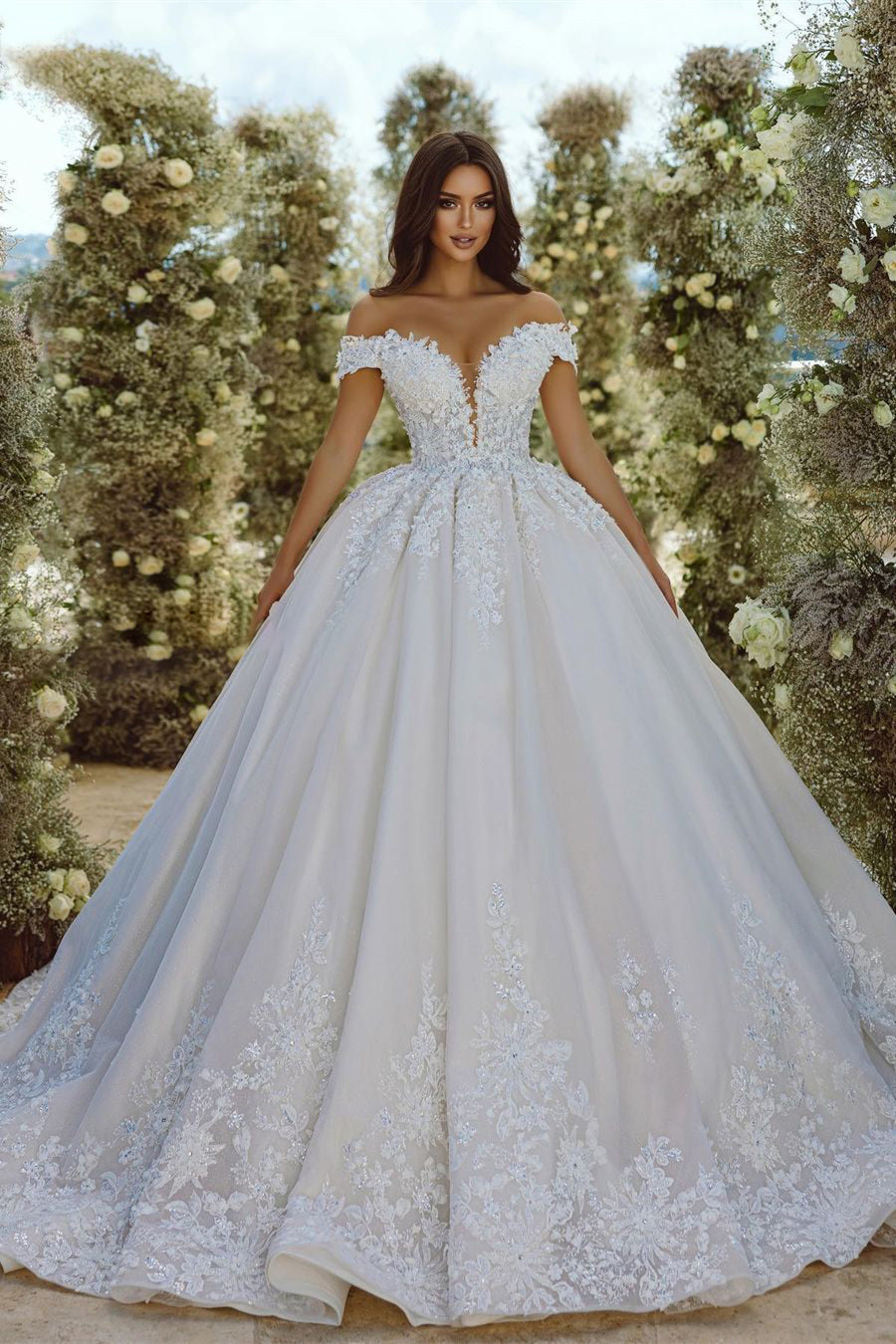 Robe de mariée élégante en dentelle à appliques, décolleté en V et épaules dénudées, coupe évasée