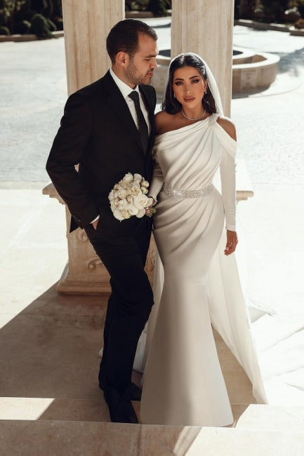 Abito da sposa sfarzoso in raso a sirena con maniche lunghe a una spalla e balze