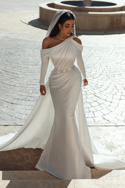 Abito da sposa sfarzoso in raso a sirena con maniche lunghe a una spalla e balze