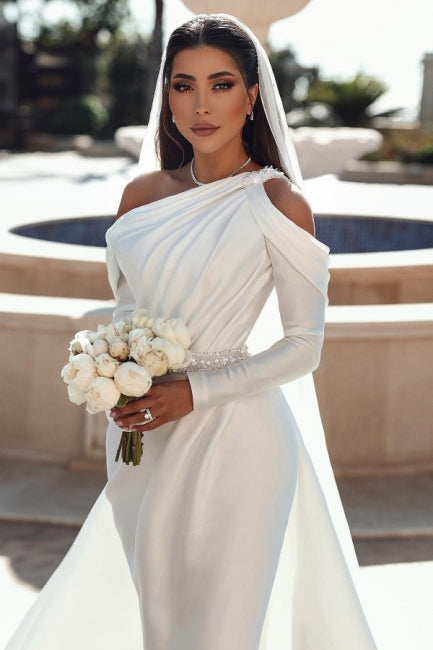 Abito da sposa sfarzoso in raso a sirena con maniche lunghe a una spalla e balze