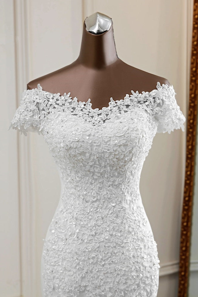 Vestido de noiva em renda sereia com decote em coração e mangas curtas apliques