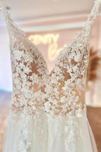 Glamorosos vestidos de novia de encaje, corte A, sin mangas y con escote en V