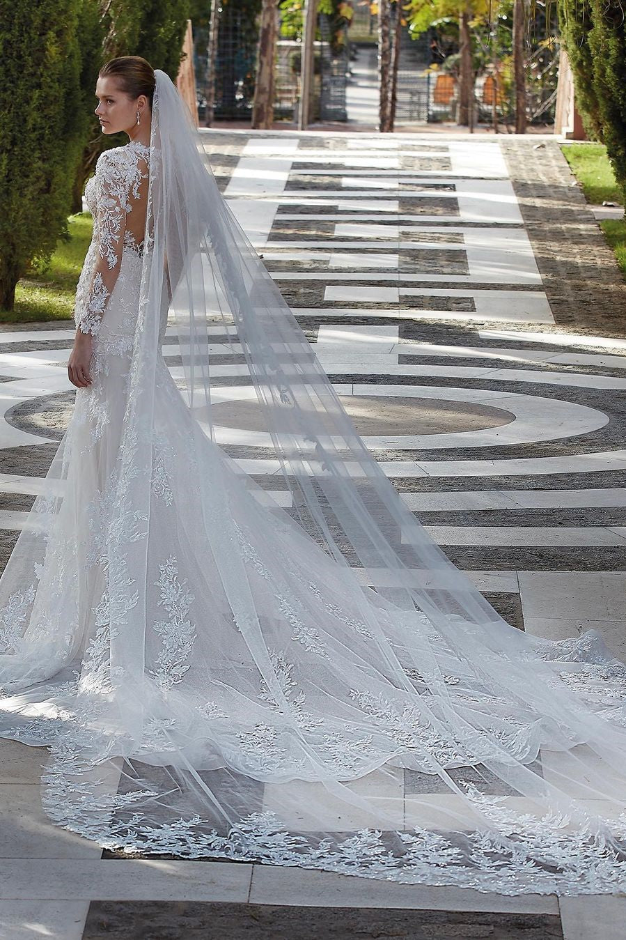Robe de mariée longue à manches longues avec appliques sirène et col en V, ornée de dentelle, élégante