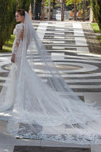 Robe de mariée longue à manches longues avec appliques sirène et col en V, ornée de dentelle, élégante