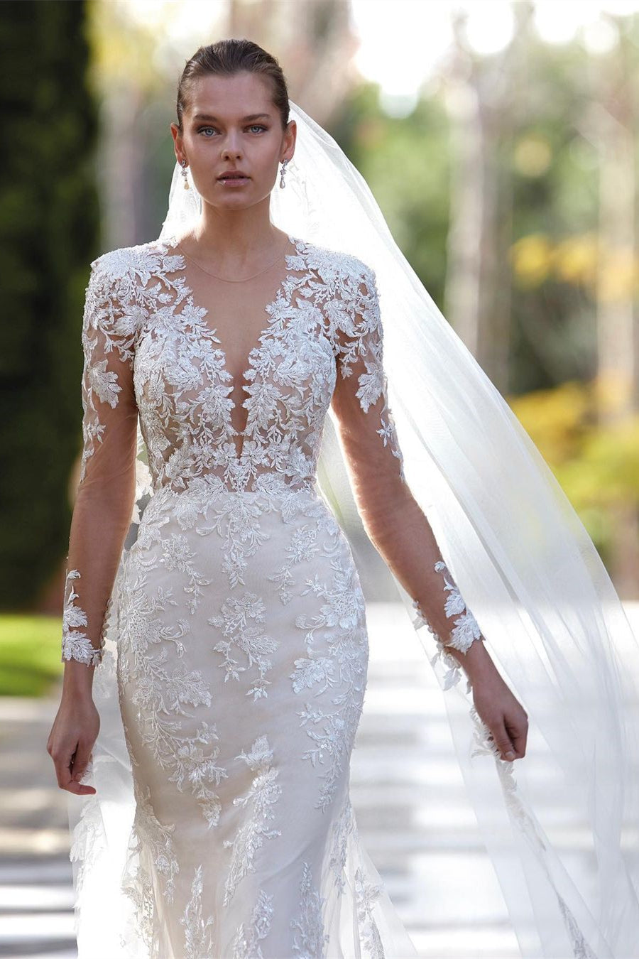 Robe de mariée longue à manches longues avec appliques sirène et col en V, ornée de dentelle, élégante