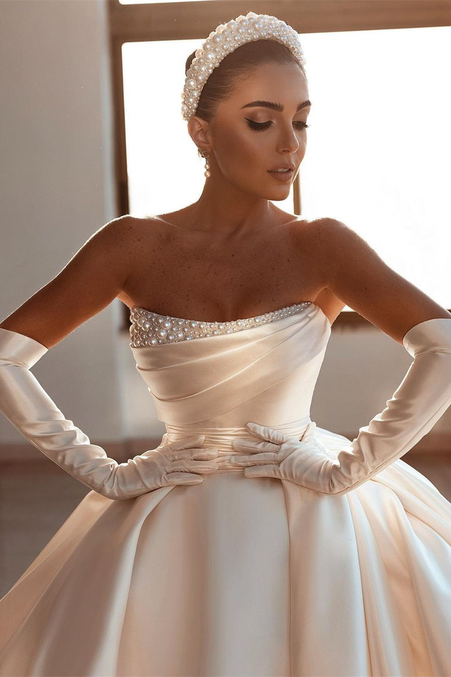 Glamuroso vestido de novia blanco de satén con cuentas, corte en A y cola