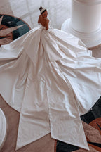Glamuroso vestido de novia blanco de satén con cuentas, corte en A y cola
